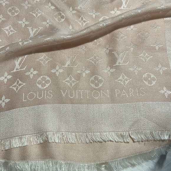 COPY - Louis Vuitton Monogram Shine Shawl - Picture 10 of 12